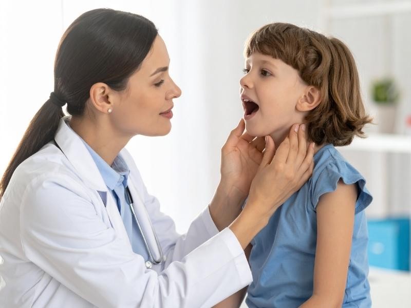 Quando é Necessário Operar as Amígdalas numa Criança com Muitas Infecções na Garganta?
